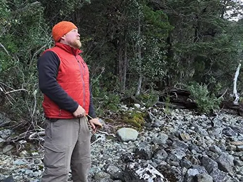 『ALONE 〜孤独のサバイバー〜』で、空を見上げる参加者