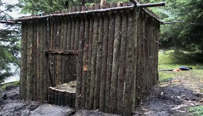 『ALONE 〜孤独のサバイバー〜』で、参加者は小屋を建てる