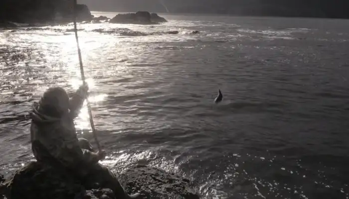 『ALONE ～孤独のサバイバー～』で魚釣りをする参加者