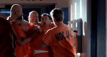 『ブレイキング・バッド』で、囚人が刺される