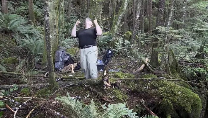 『ALONE ～孤独のサバイバー～』で、折れた枝（widow-maker）を探す参加者