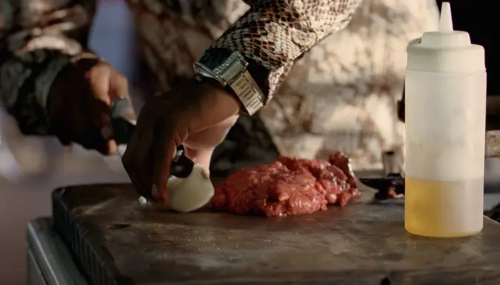 『ブレイキング・バッド』で、サラマンカおじさんのために料理するトゥコ