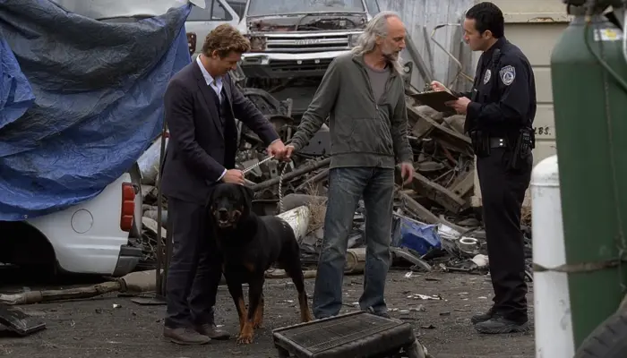 『メンタリスト』で、ジェーンは犬の首輪を外す