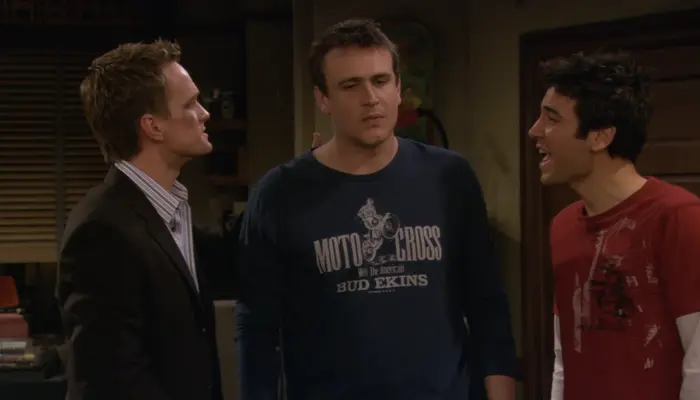 『ママと恋に落ちるまで』で、テッド、マーシャル、バーニーを三銃士と呼ぶ