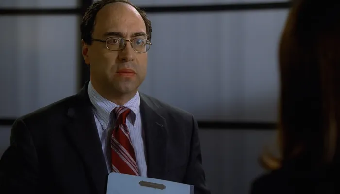 『メンタリスト』で、経理担当者に聞き込みをするリズボン