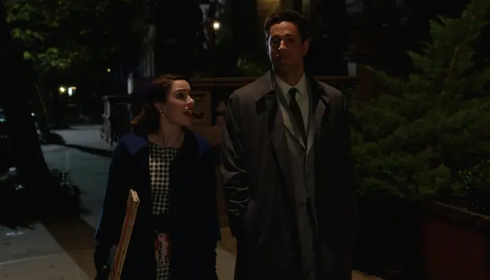 『マーベラス・ミセス・メイゼル』で、夜の街を歩くミッジと男性