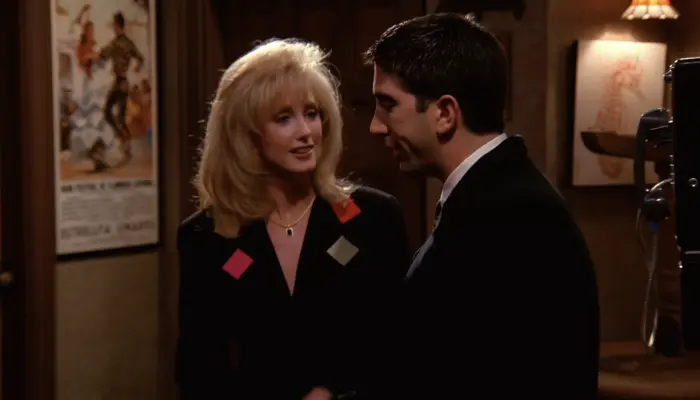 『フレンズ』で、チャンドラー母とロスがキス