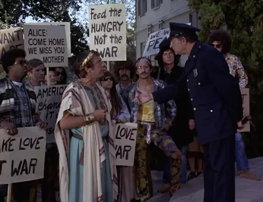 『奥さまは魔女』で、反戦運動