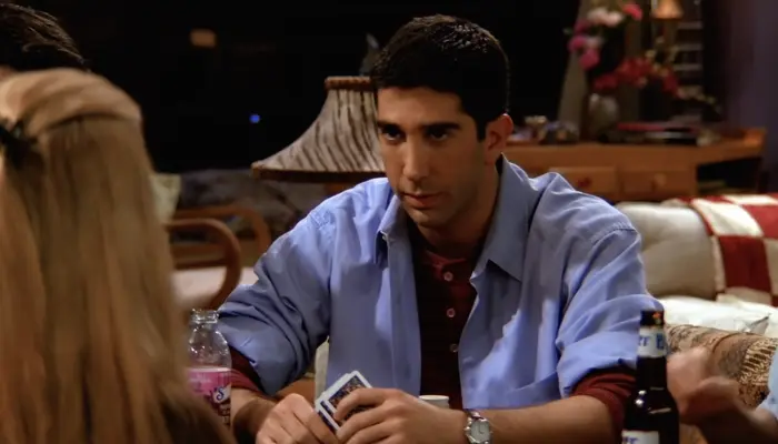 『フレンズ』で、トランプに熱中するロス