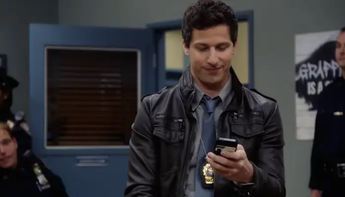 『ブルックリン・ナイン-ナイン』でスマホをいじるジェイク