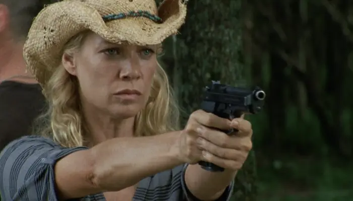 『ウォーキング・デッド』で、シェーンから銃を習うアンドレア