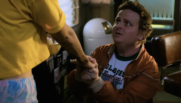 『GLOW』で、ブリタニカ荷結婚を申し込む男性ファン