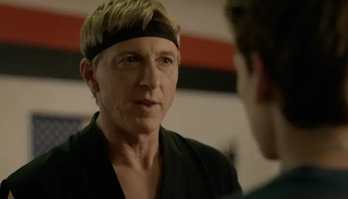 『コブラ会』で、コブラ会道場で指導するジョニー