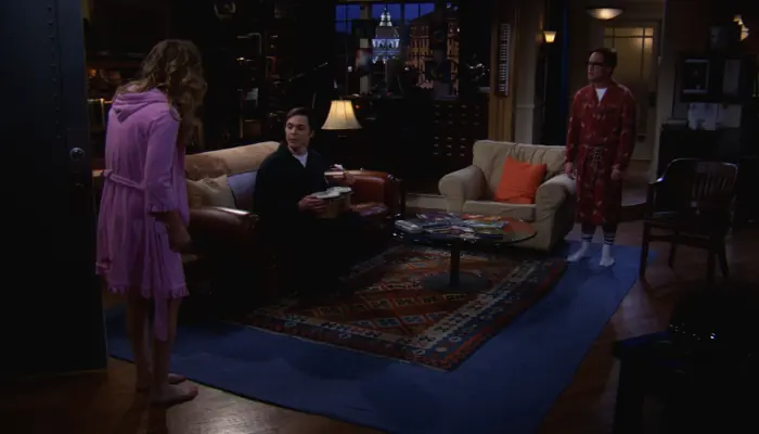 『ビッグバン★セオリー』で、ボンゴを弾くシェルドンと、レナードとペニー