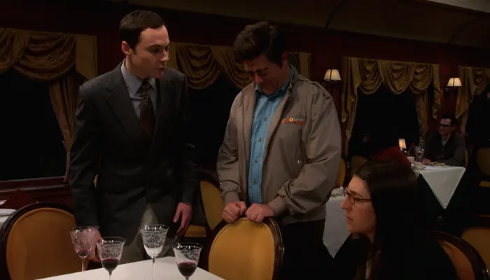 『ビッグバン★セオリー』で、列車の旅をするシェルドンと電車オタクとエイミー