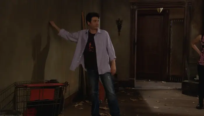 『ママと恋に落ちるまで』で、魔よけに木の壁を触るテッド