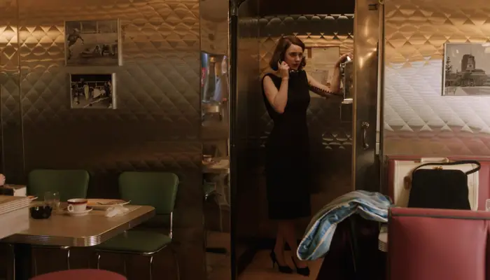 『マーベラス・ミセス・メイゼル』で、両親にコレクトコールするミッジ