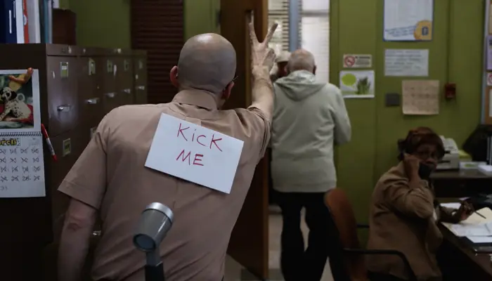 『コミ・カレ!!』で、「Kick Me」を背中に貼られる校長