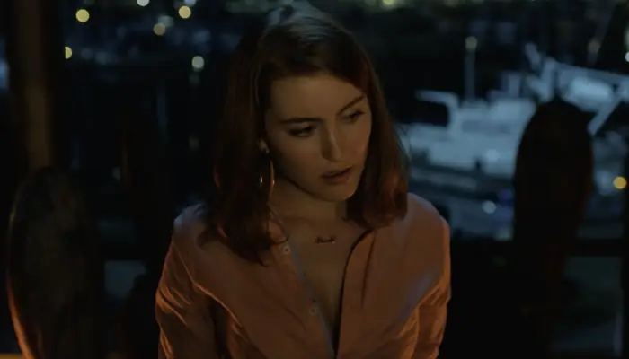 『デッド・トゥ・ミー』で、死んだ夫の不倫相手から情報を得るジェンとジュディ