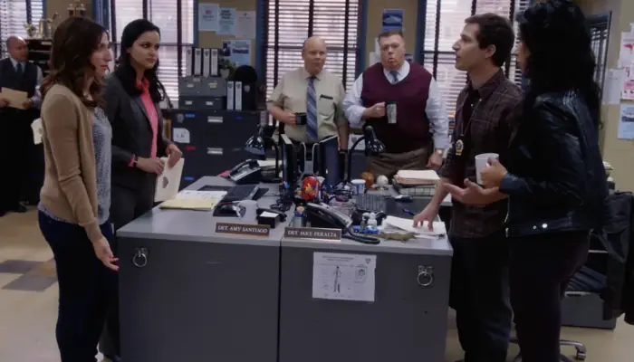 『ブルックリン・ナイン-ナイン』で、ジェイクは「bring it in」で署員を集める