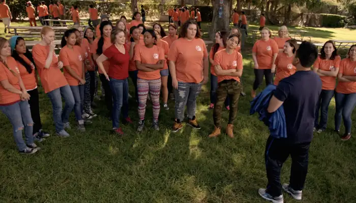 『クレイジー・エックス・ガールフレンド』で、ジョシュは「bring it in」で子どもたちを集める