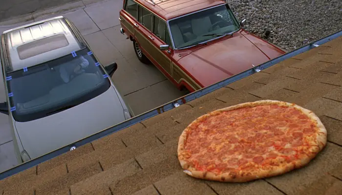 『ブレイキング・バッド』で、ウォルター家屋根上のピザ