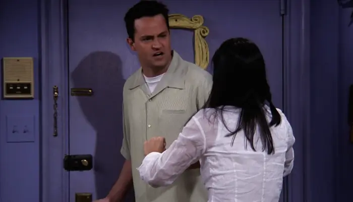 『フレンズ』で、モニカとチャンドラーは一緒に住むことを決める