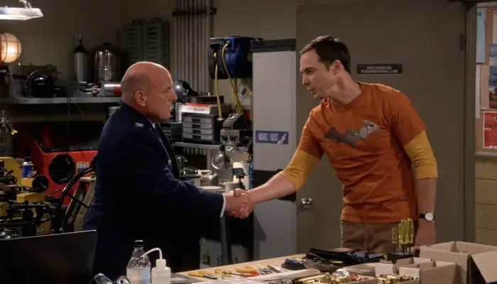 『ビッグバン★セオリー』で、シェルドンと軍人は握手する