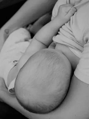 母乳を吸う赤ちゃん