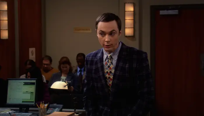 『ビッグバン★セオリー』で、スピード違反で裁判所に出廷するシェルドン