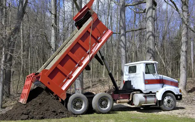 土砂を捨てるダンプカー（dump truck）