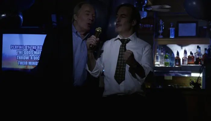 『ベター・コール・ソウル』で、ジミーとチャックは弁護士合格パーティーでカラオケをデュエット