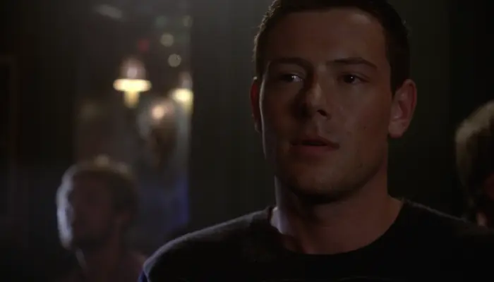 『glee/グリー』で、カラオケをデュエットで歌うレイチェルを見るフィン