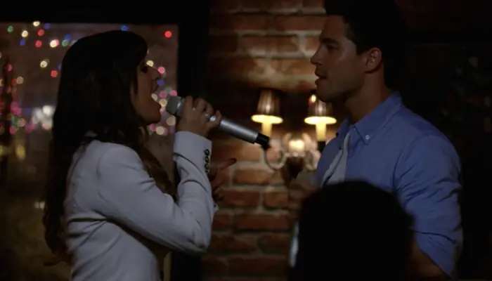 『glee/グリー』で、カラオケをデュエットで歌うレイチェル