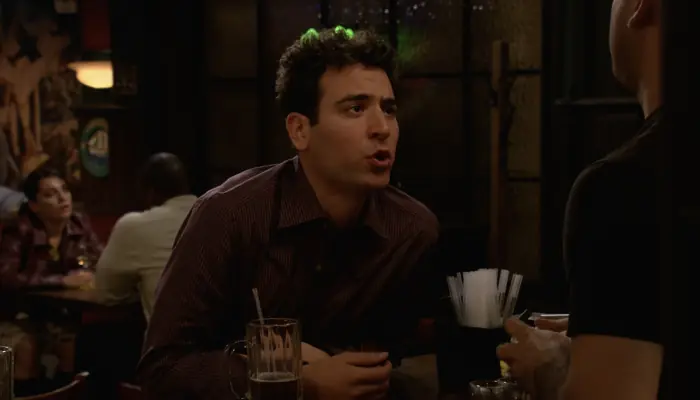 『ママと恋に落ちるまで』で、テッドはカラオケにハマりカールに語源を教える