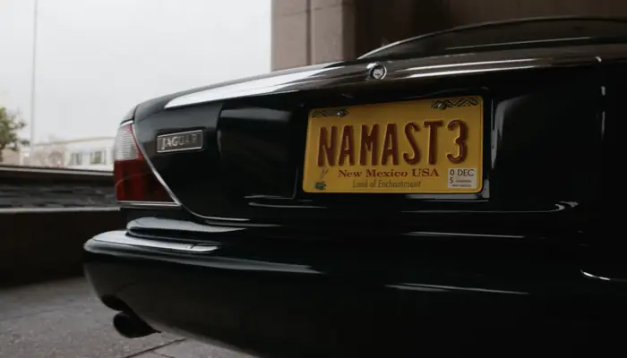 『ベター・コール・ソウル』で、ハワードの車のナンバープレート「NAMAST3」