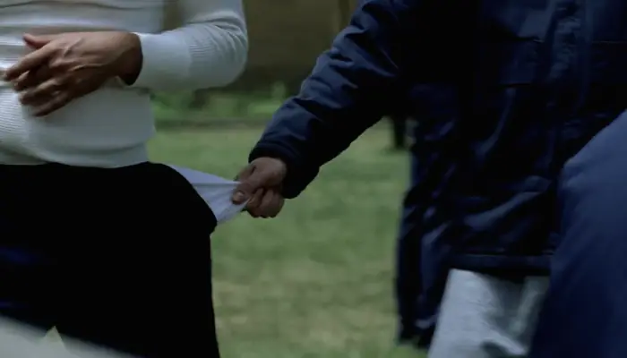 『プリズン・ブレイク』で、ティーバッグのポケットを掴むその子分