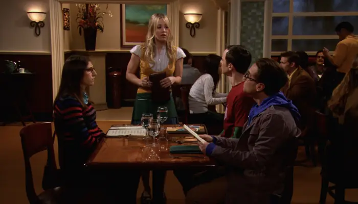 『ビッグバン★セオリー』で、ペニーが働くチーズケーキファクトリーに行くシェルドンとレナード、エイミー