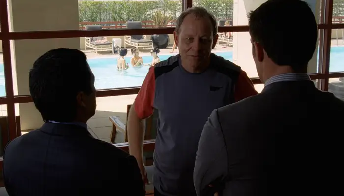 『メンタリスト』で、チョウとリグズビーは聞き込み