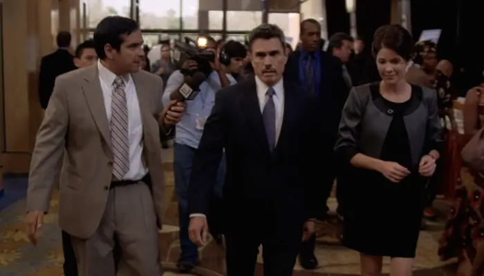 『メンタリスト』で、リポーターは政治家にサウンドバイトを求める