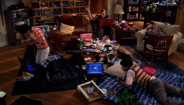 『ビッグバン★セオリー』で、テレビゲームマラソン最中に、ハワードは母親に呼び出され、シェルドンはムチの音を鳴らす