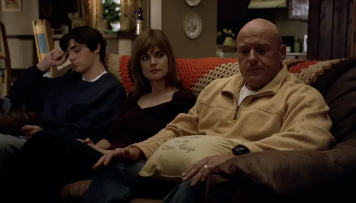 『ブレイキング・バッド』で、ハンクはがんのウォルターを慰める