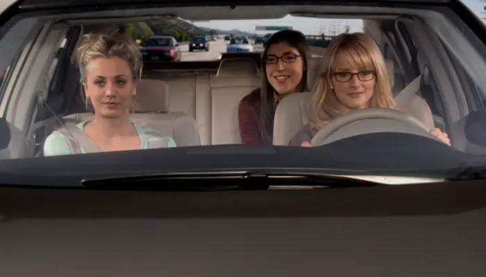 『ビッグバン★セオリー』で、ペニー、エイミー、バーナデットはディズニーランドで童話のお姫様のコスプレをする