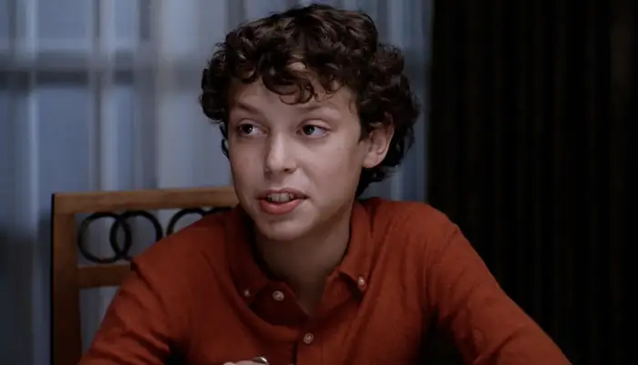 『フリークス学園』で、トリック・オア・トリートするか悩むサム