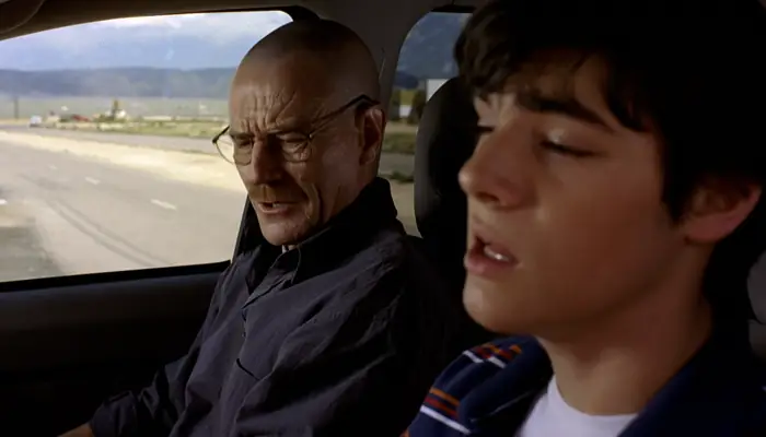 『ブレイキング・バッド』で、息子に車の運転を教えるウォルター