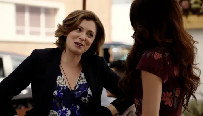 『クレイジー・エックス・ガールフレンド』で、レベッカはハーバード大出身であることをバレンシアに言う