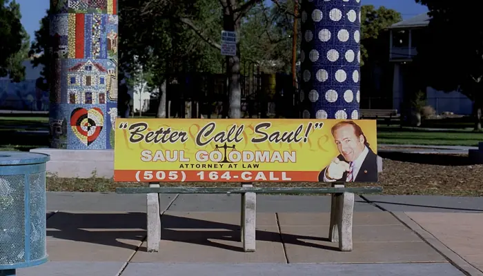 『ブレイキング・バッド』で、ベター・コール・ソウルのベンチ広告