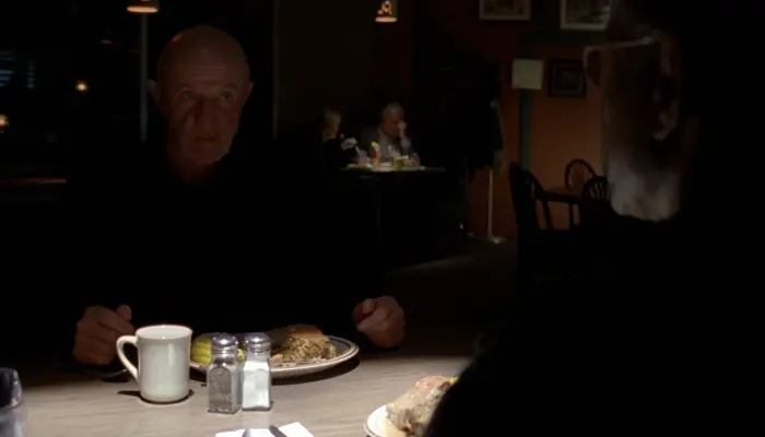 『ブレイキング・バッド』で、マイクはガスと会話