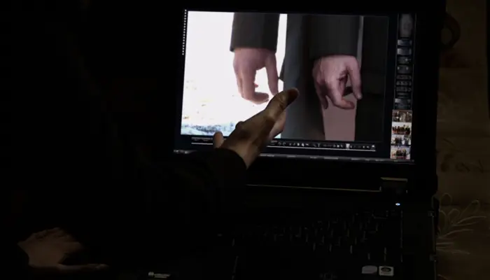 『HOMELAND』で、ニコラス・ブロディが指を細かく動かしメッセージを送るのに気づくキャリー