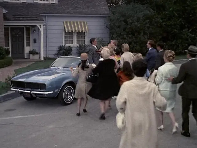 『奥さまは魔女』で、群衆に飲み込まれるダーリン